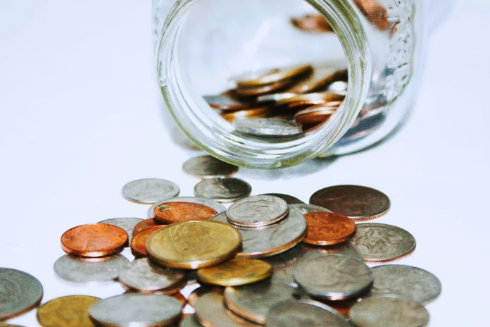 alicia-razuri-Y_j54qh1Mbg-unsplash (1) How to Choose Between Checking Account and Savings Account for Your Daily Money Needs