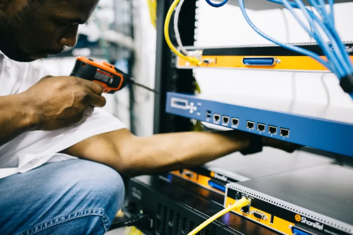pexels-field-engineer-147254-442154 highly paid jobs without a degree
