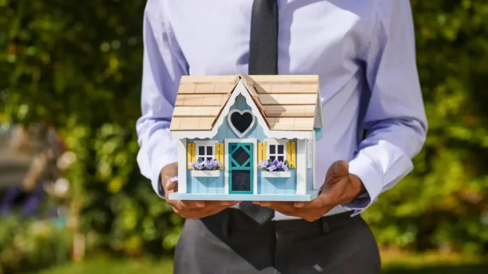 pexels-kindelmedia-7578884 Refinance Rates Today What Homeowners Should Know